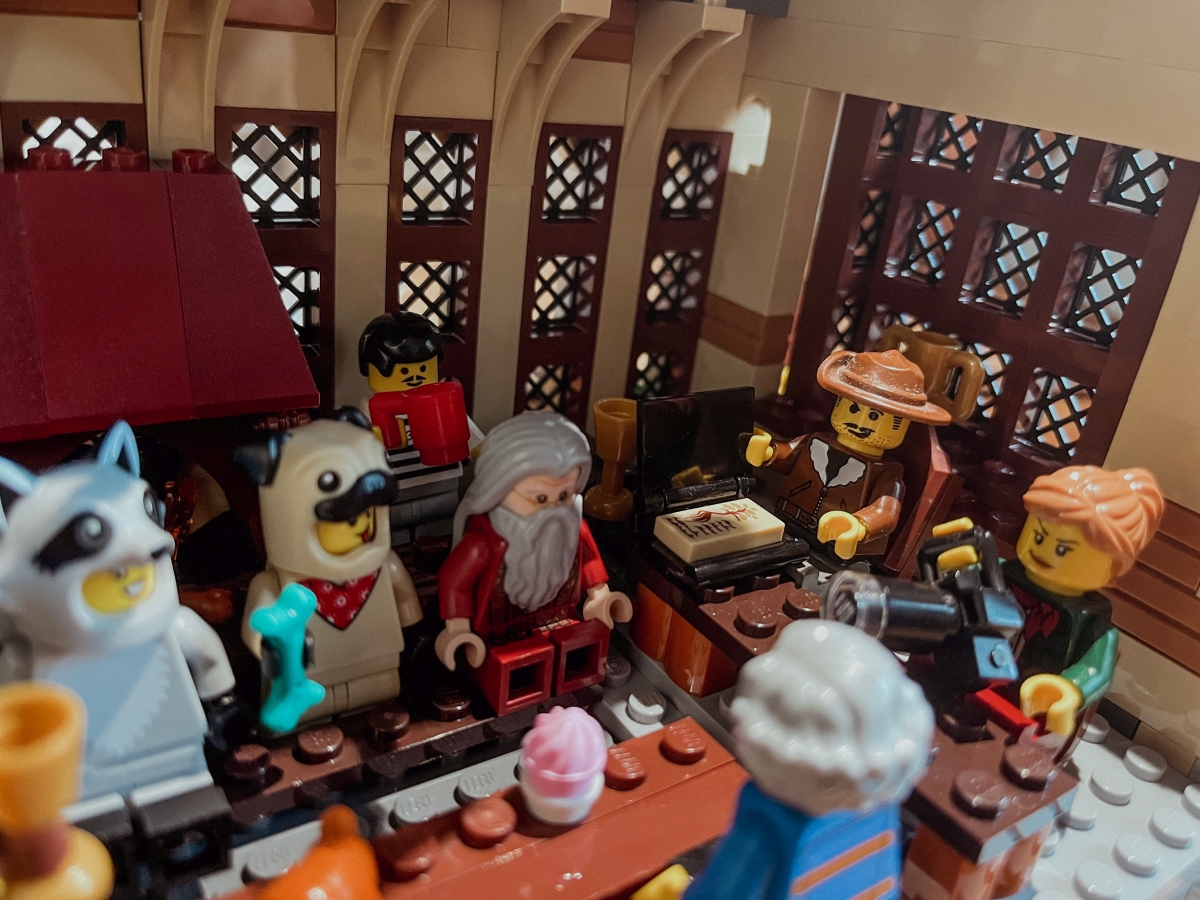 Eine mit LEGO-Figuren nachgestellte Szene aus einer Lesung.
