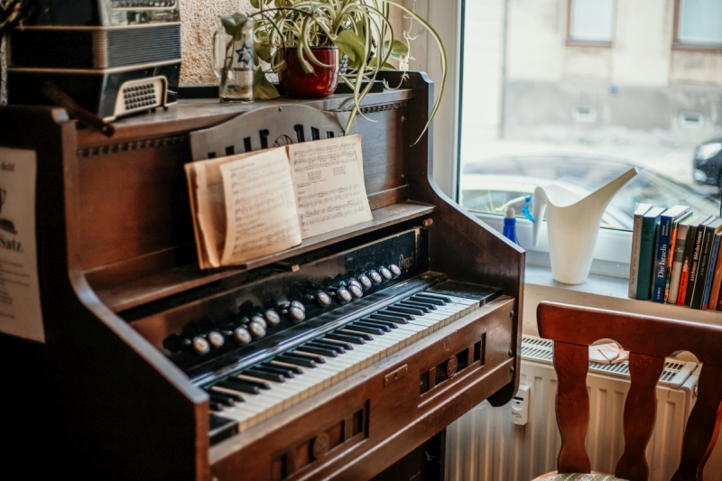 Ein altes Klavier im KaffeeSatz.