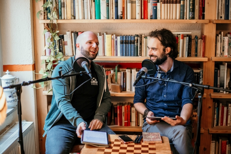 Alexander Büttner und Alexander Senf lachen während des Soundchecks.
