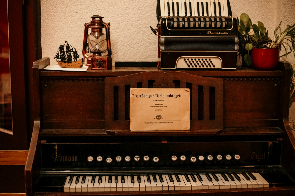Ein altes Klavier mit einem alten Notenbuch zu Liedern aus der Weihnachtszeit.