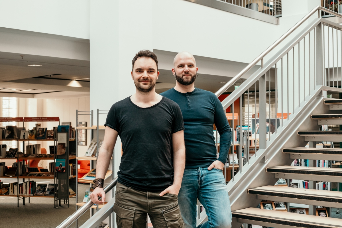 Alexander Büttner und Alexander Senf auf der Treppe der Stadtbibliothek Chemnitz