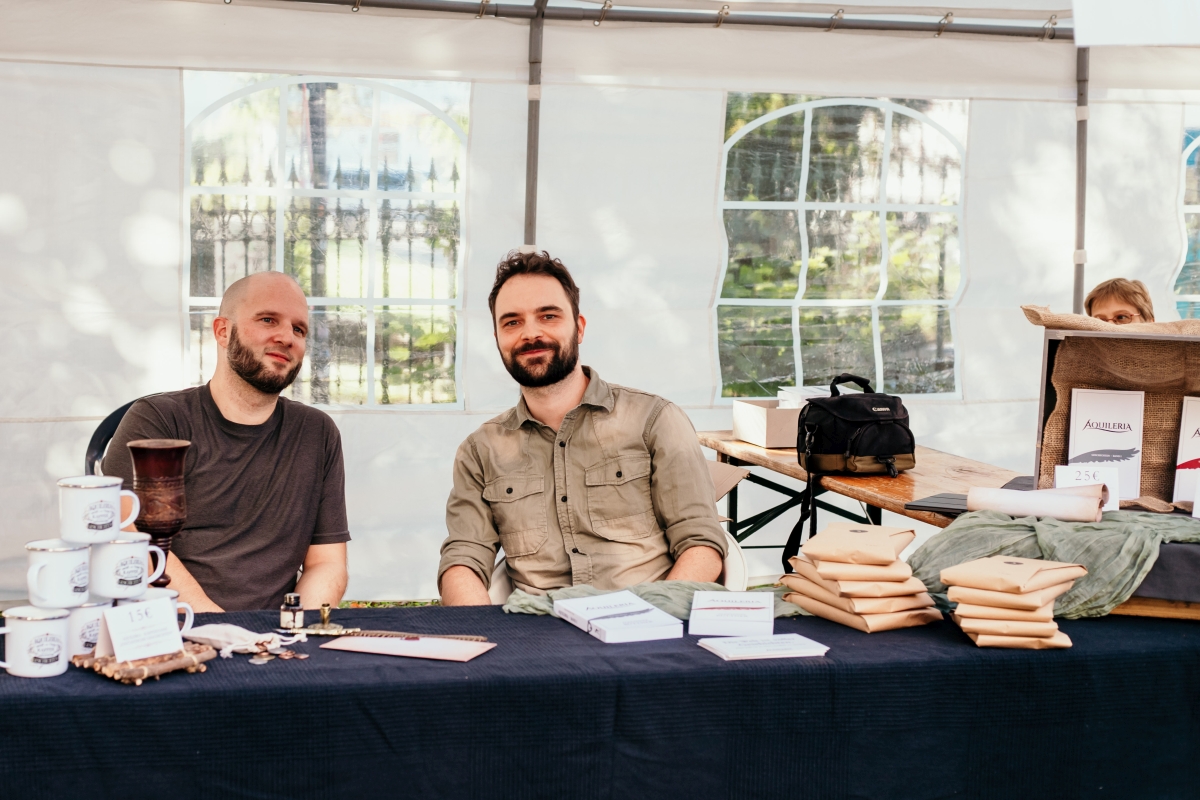 Alexander Büttner und Alexander Senf sitzen im Zelt des AQUILERIA-Standes.