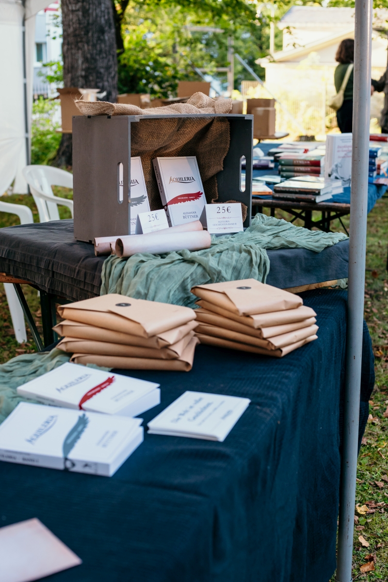 Ein Blick auf die zu verkaufenden Bücher am AQUILERIA-Stand.