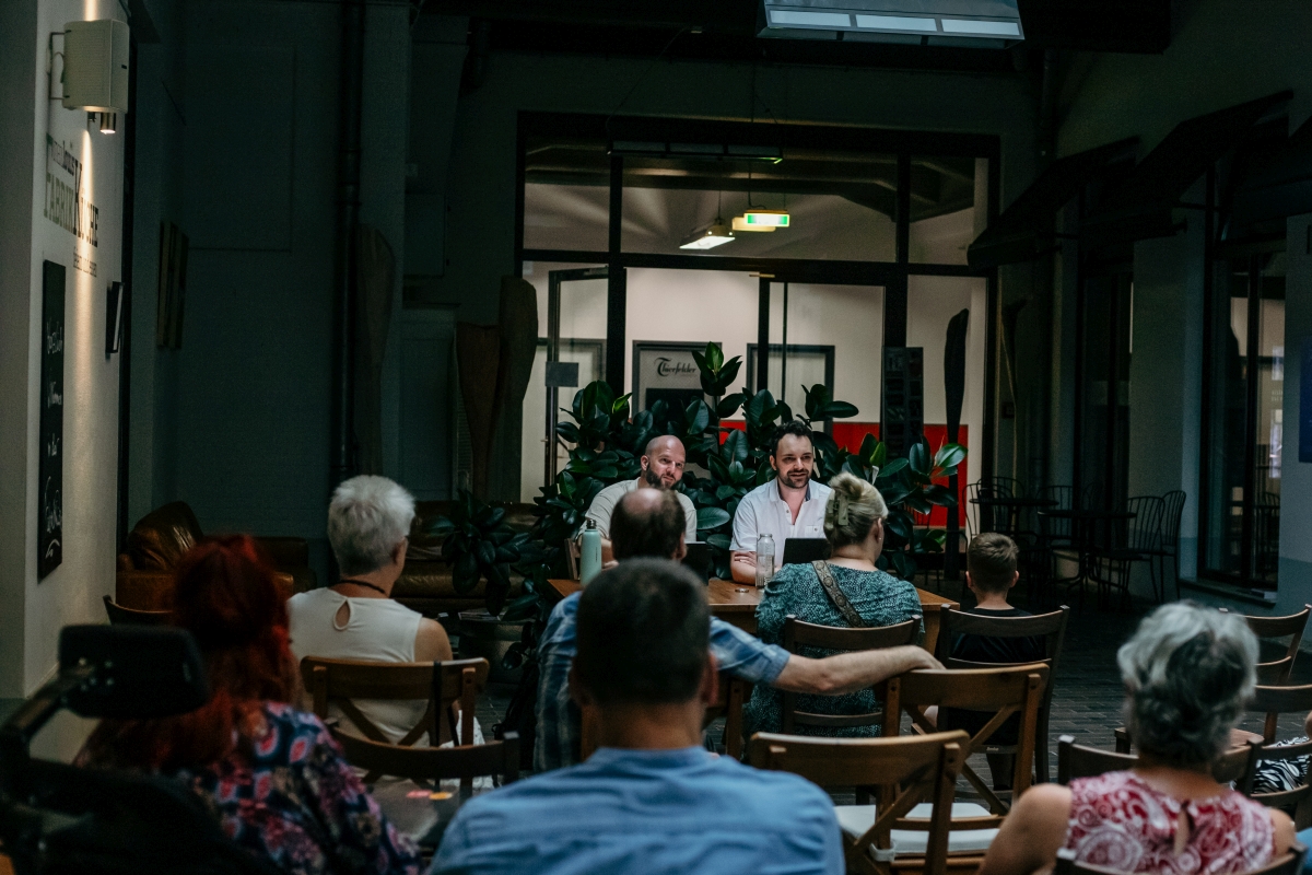 AQUILERIA Lesung bei der Vernissage von Claudia Pfeifer (5) Ein Blick aus dem Publikum auf Alexander Senf und Alexander Büttner während der Lesung.