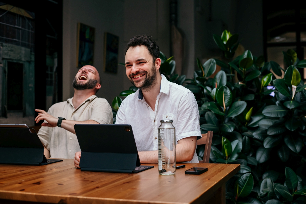 AQUILERIA Lesung bei der Vernissage von Claudia Pfeifer (8) Alexander Senf und Alexander Loße lachen herzlich während der Lesung.